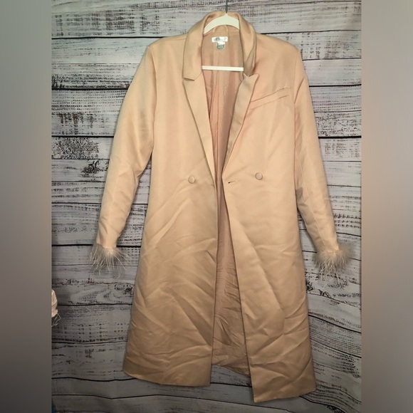Feather Cuff Tuxedo Coat
Elegant Pink Peach Feather-Trimmed Coat - Picture 5 of 15